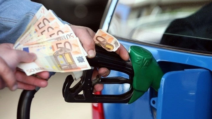 Πετρελαϊκό φορο-σοκ βομβαρδίζει τη χώρα: Το τελεσίγραφο στο Ιράν έφερε βενζίνη στα 2 ευρώ – Πρόβλεψη για 2,5 ευρώ/λίτρο